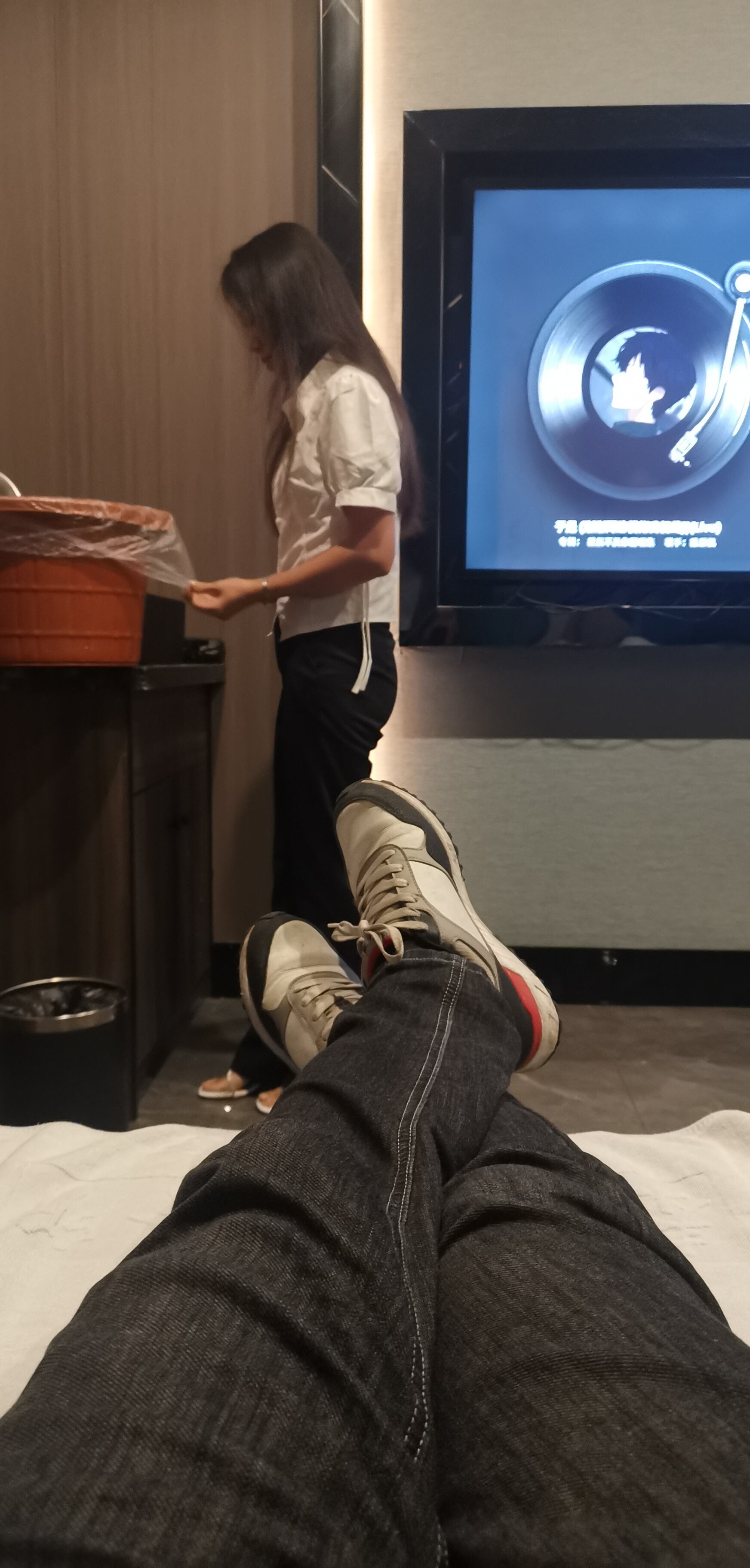 原来罗文唱的《黄昏》也蛮好听的。